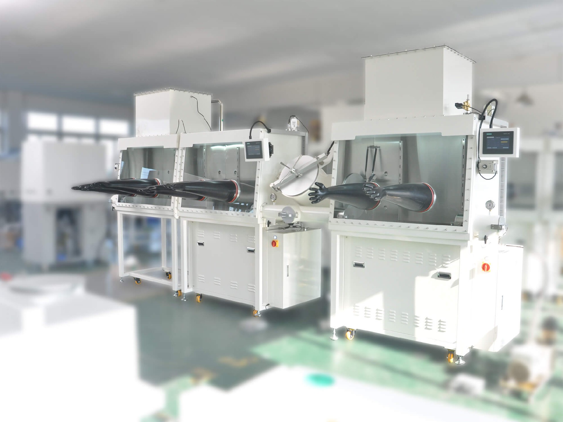 助力光伏产业高效发展，我司成功交付光伏用洁净系统联排手套箱订单