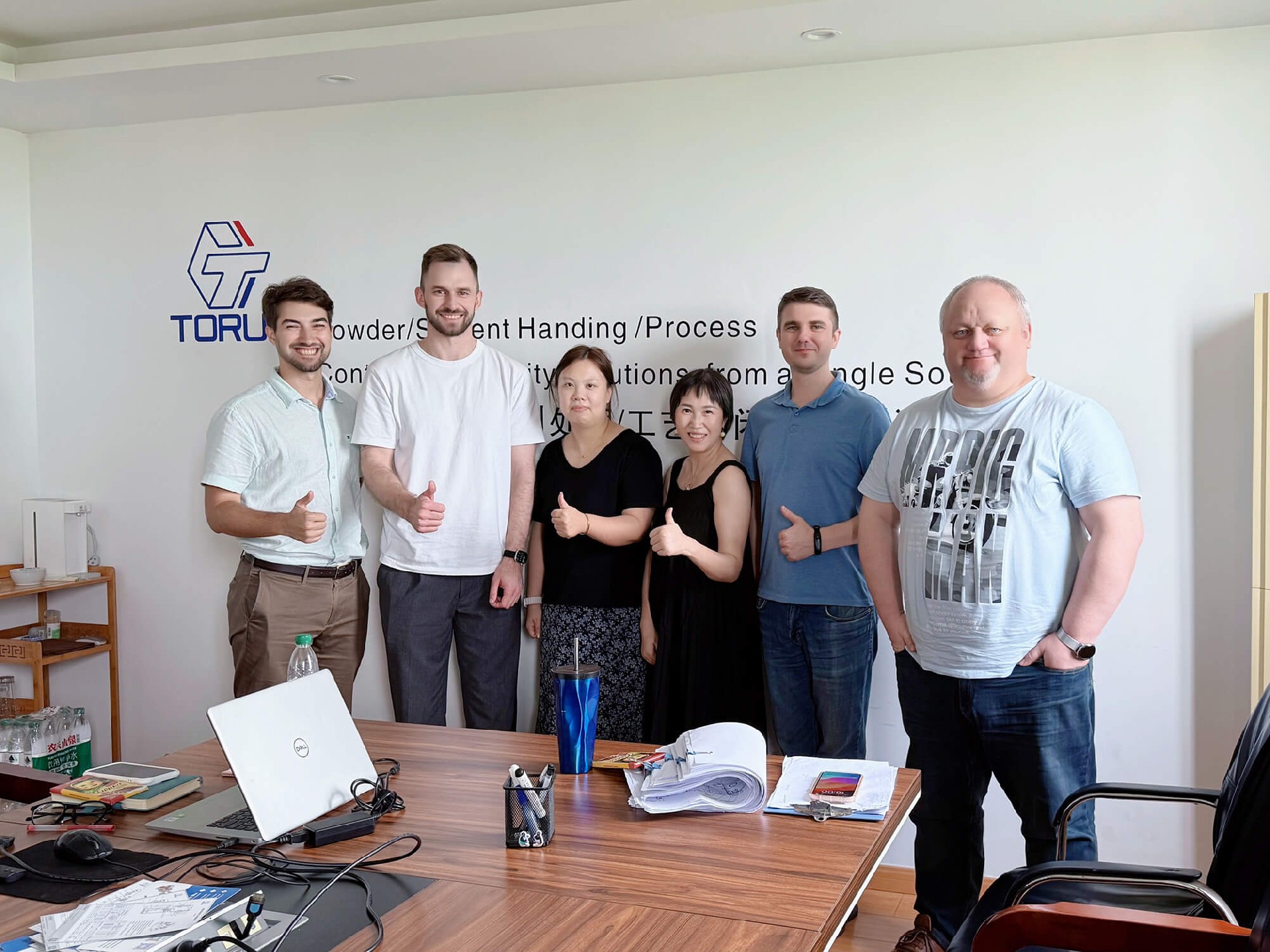 俄罗斯客户莅临考察！常熟通闰电子手套箱定制能力再获认可